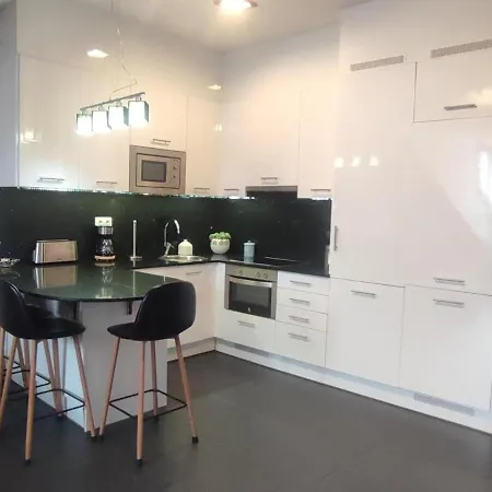 Estela, Muy Cerca De *