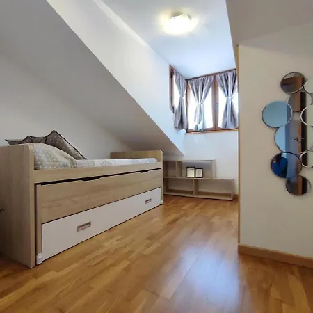 Estela, Muy Cerca De *