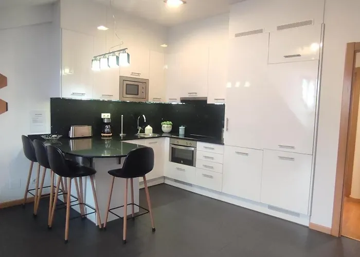 Estela, Muy Cerca De *