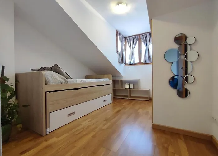 Estela, Muy Cerca De *