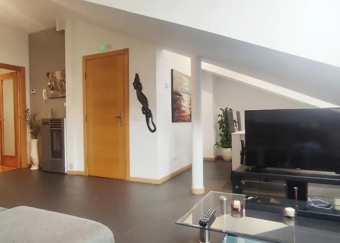 Estela, Muy Cerca De *